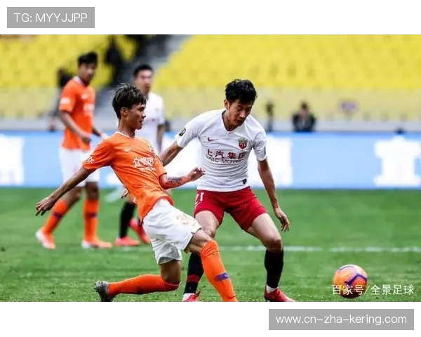 上海上港与山东队激战正酣争夺中超联赛重要积分的关键之战